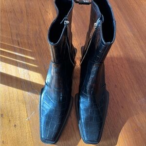 Black Crocodile Pattern Women Boots